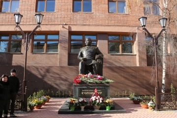 В Якутске установлен памятник Василию Никифорову-Кюлюмнюру