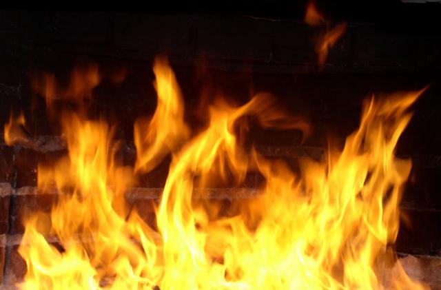При пожаре в Алдане погибла женщина (+видео)