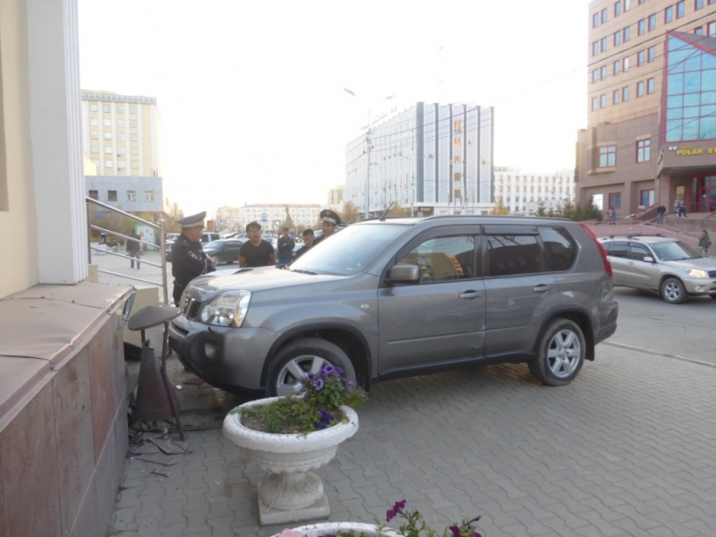 В центре Якутска водитель сбил двух пешеходов и врезался в кафе