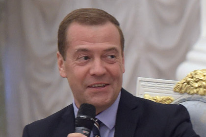 Медведев назвал качество дорог в регионах абсолютным приоритетом