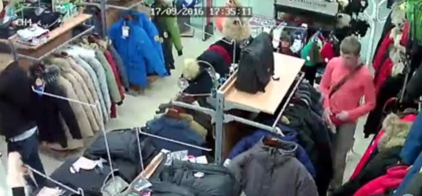 В Якутске мужчина стащил шапку из магазина, засунув ее в трусы (видео)