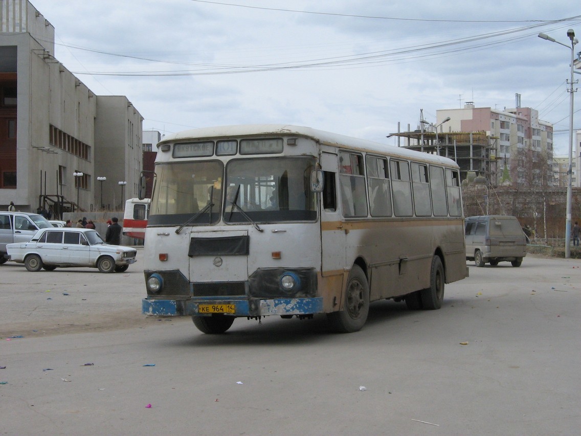 В Якутске автобус столкнулся с автомобилем