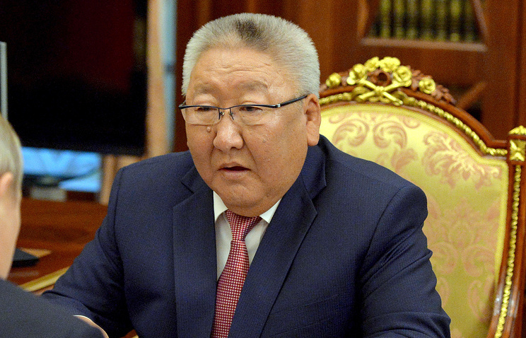 Глава Якутии был на борту самолета, совершившего экстренную посадку во Владивостоке