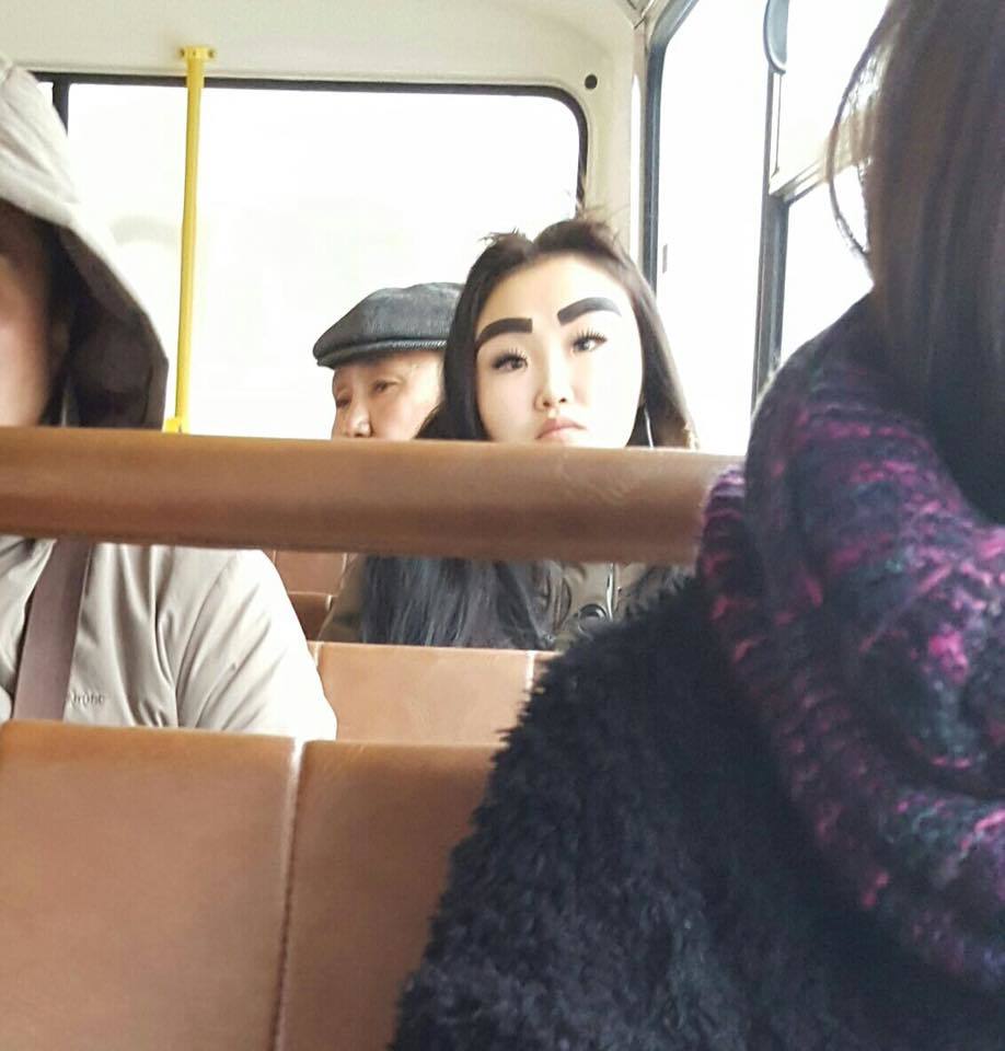 Девушка с бровями стала звездой якутского ватсапа