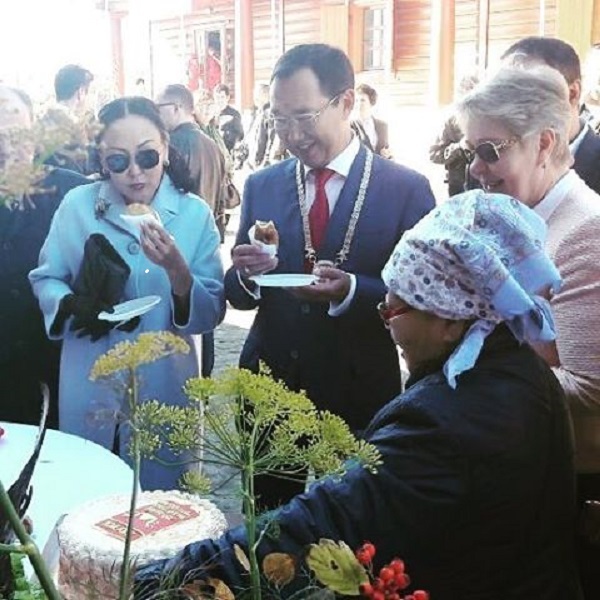 Фотовзгляд: Мэр Якутска с супругой пробуют пирожки в Старом городе