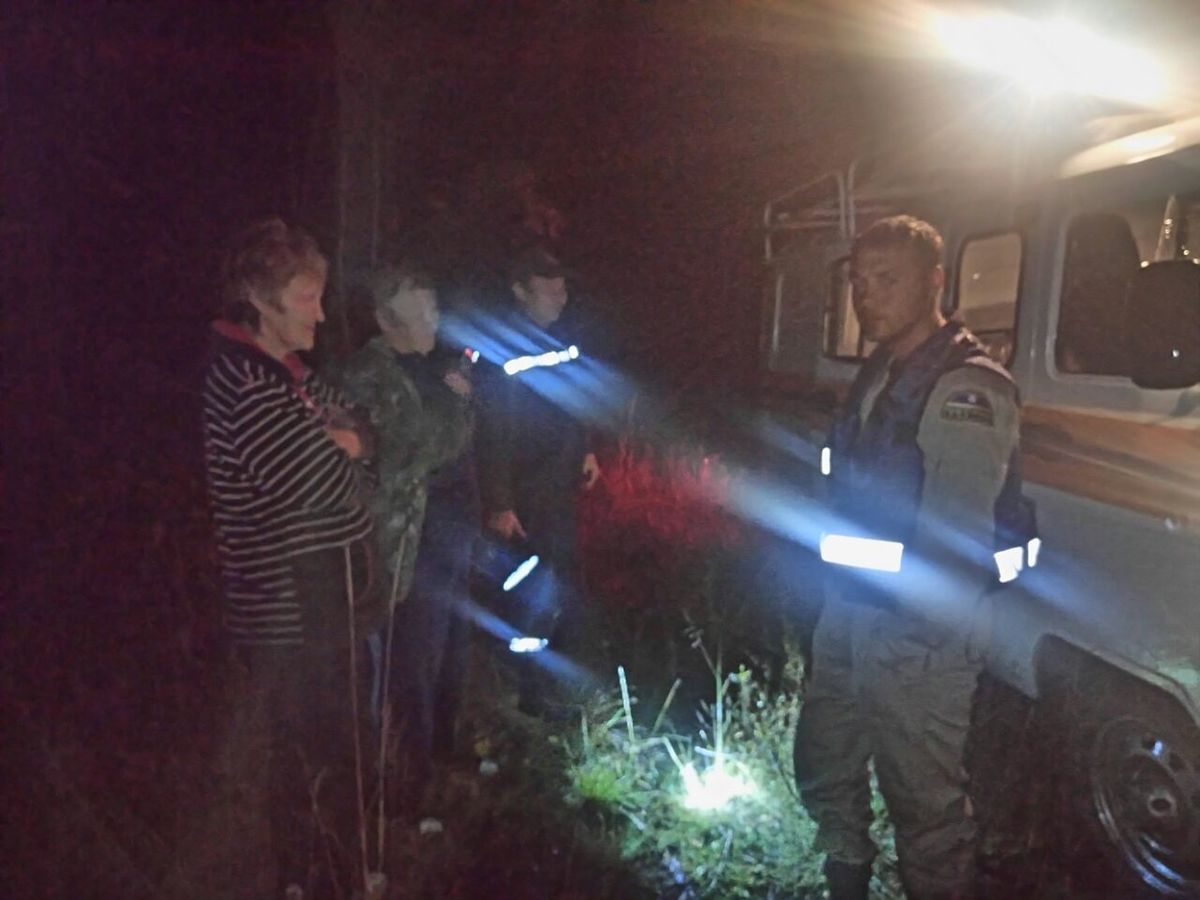 Дежурная смена спасателей нашла  заблудившихся женщин в кромешной тьме