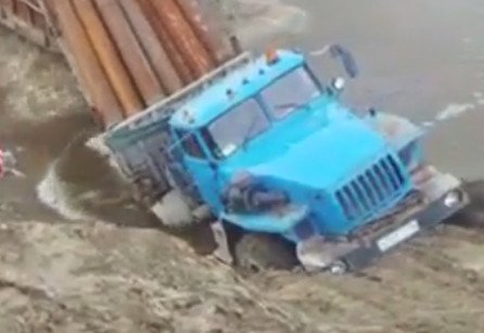 Аварию с "Уралом" с трубами на Иртыше приняли за аварию в Якутии