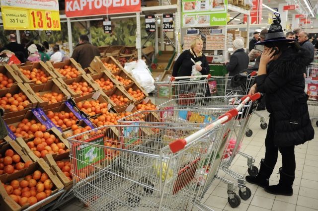 Практически половина граждан России стала больше экономить на еде в последние полгода