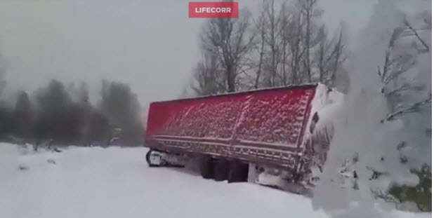 Обильный снегопад вызвал массовые ДТП на трассах в Якутии