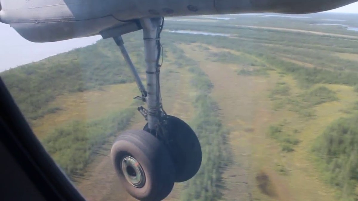 Самолет АН-26 при посадке в Белой Горе попал в «ливневый заряд»