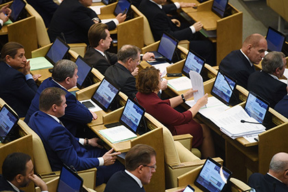 В Госдуме предложили урезать зарплаты депутатов и сенаторов до 35 тысяч рублей