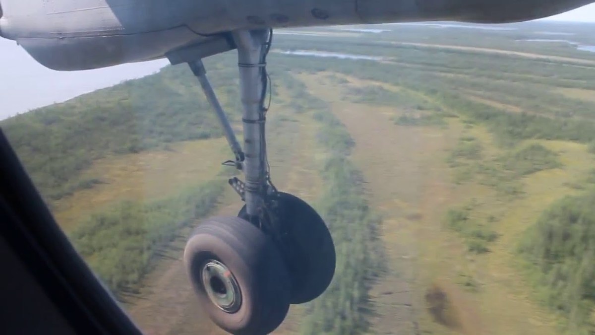 Самолет АН-26 при посадке в Белой Горе попал в «ливневый заряд»