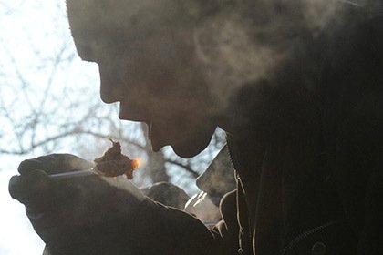 Обокравший дворника кузбасский бомж впал в кому после плотного обеда