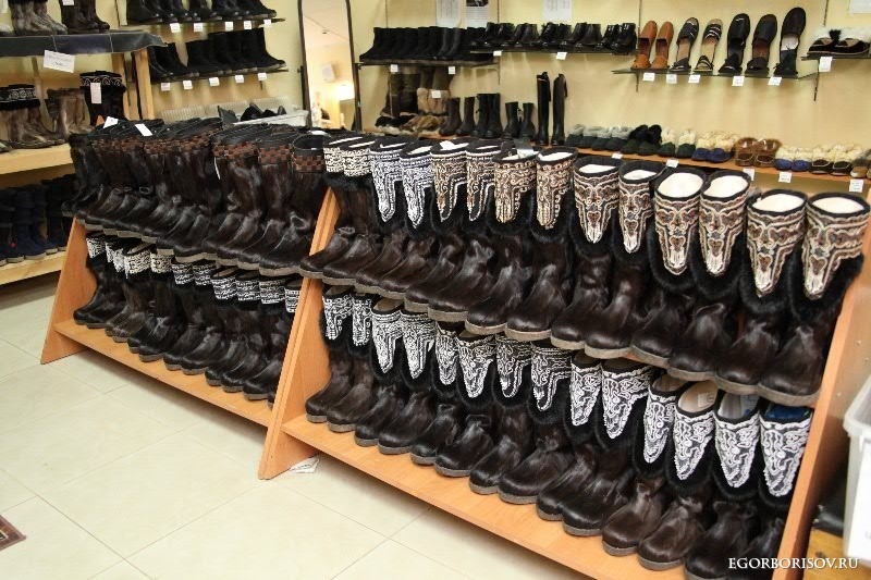 В Якутске злоумышленник украл с прилавка магазина унты