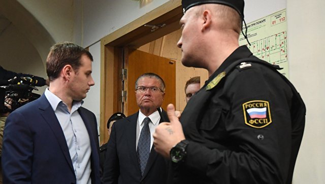 Суд отправил Улюкаева под домашний арест
