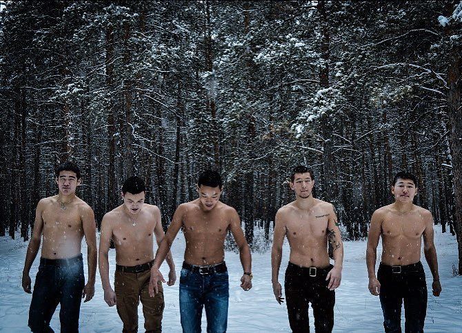 Фотовзгляд: Участники конкурса "Мистер Якутия" в зимнем лесу