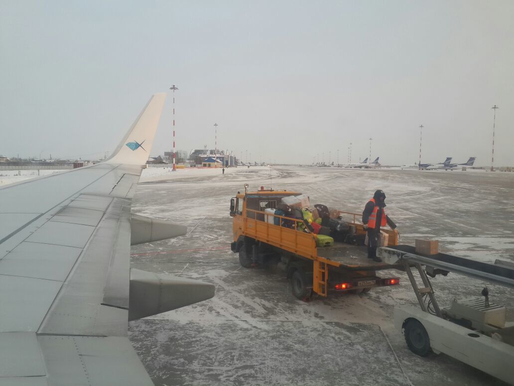 Фотовзгляд: В Якутске самолет не мог вылететь из-за поздней загрузки багажа