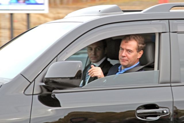 Медведев назвал российские дороги «исчезающими весной и осенью»
