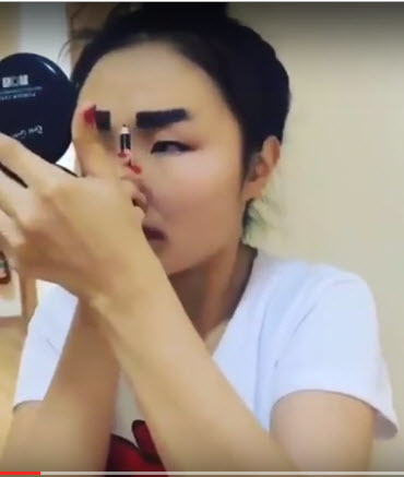 Девушка с бровями провела мастер-класс по макияжу бровей (+видео)