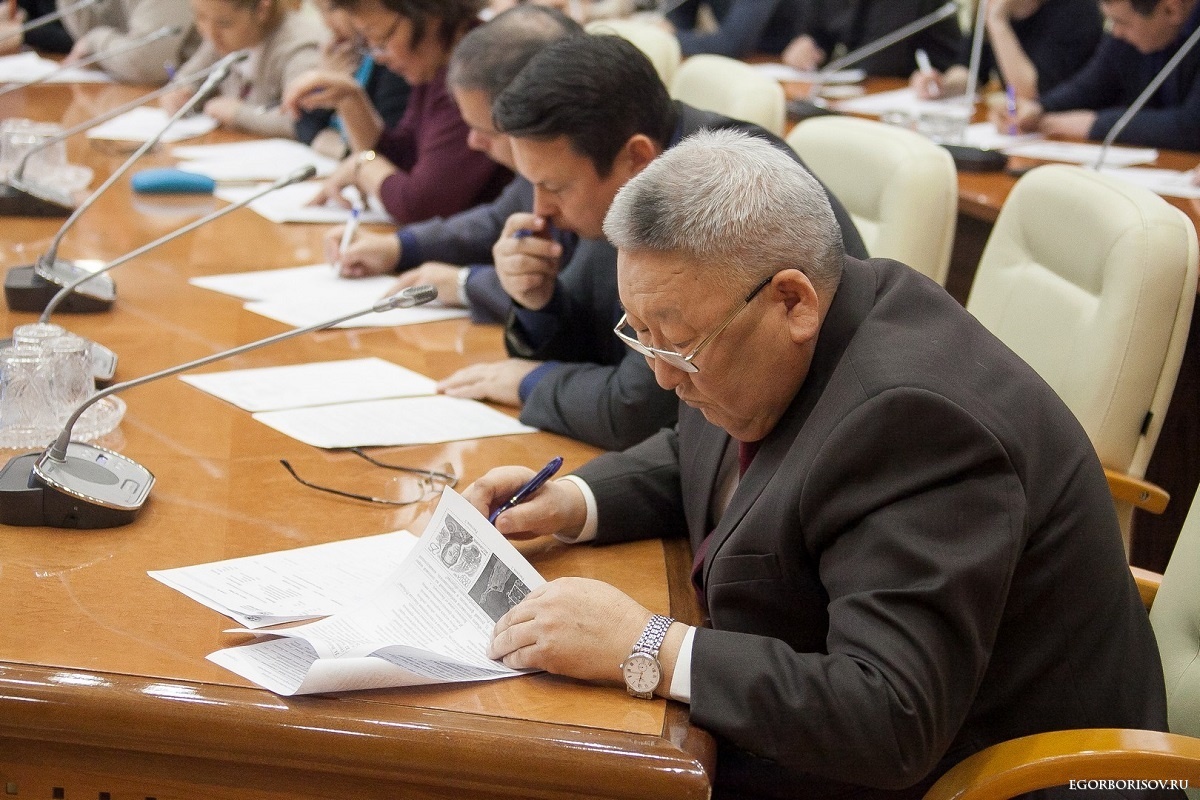 Глава Якутии Егор Борисов принял участие во Втором Всероссийском географическом диктанте