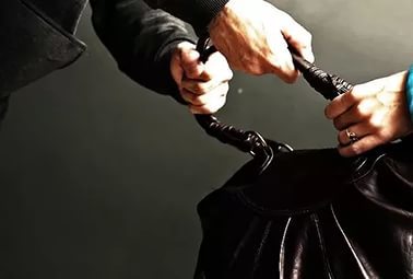 Житель Якутска  избил и ограбил женщину, выхватив сумочку с 200-ми рублями