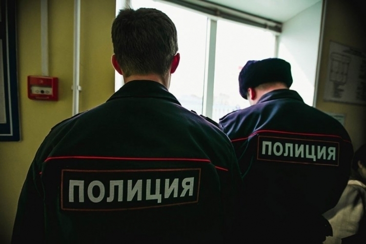 Якутские полицейские установили личности найденного в подъезде 2-летнего мальчика и его матери