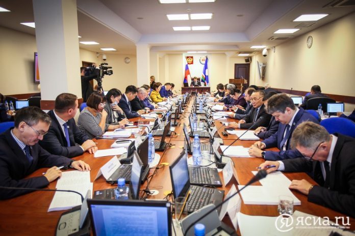 В Якутии в ходе изменений в структуре правительства упразднят два министерства