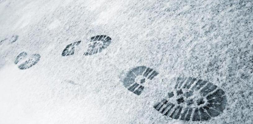 В Якутске по следам на снегу полицейские нашли квартиру грабителей