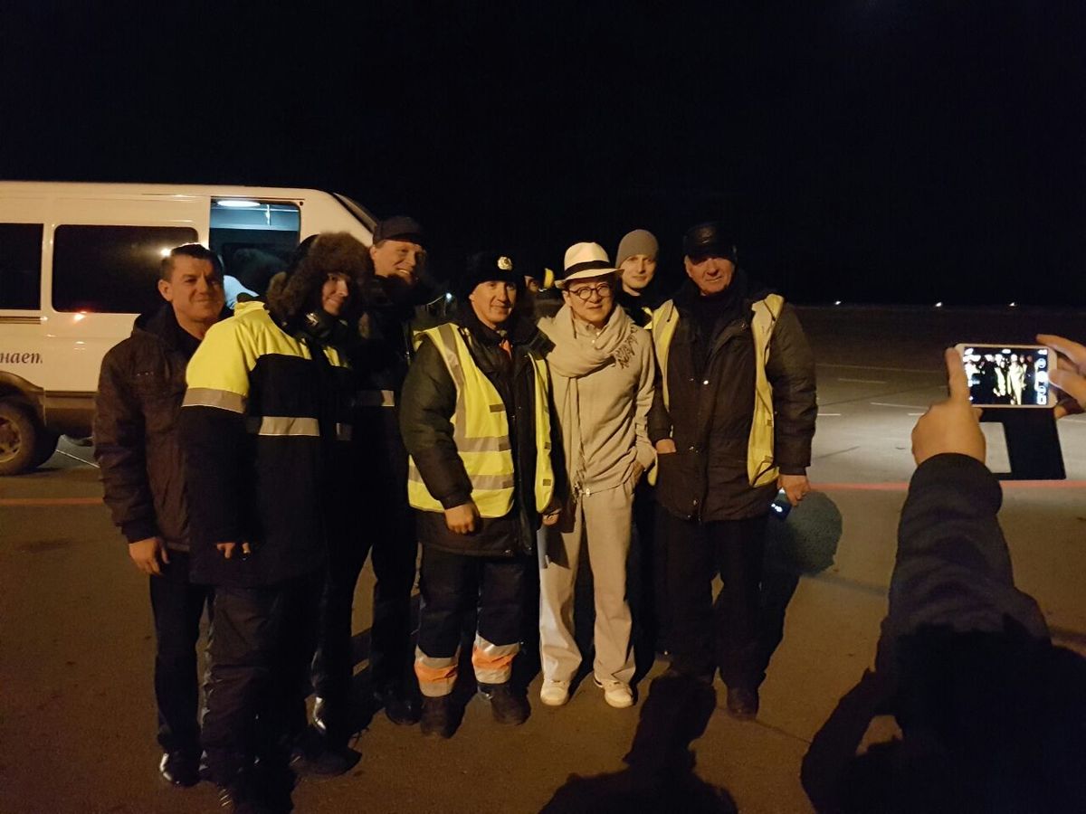 Самолёт Джеки Чана сел на дозаправку в аэропорту Магадана