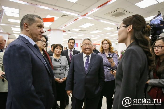 Юрий Трутнев посетил МФЦ Якутска