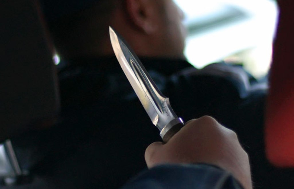 В Якутске пассажир с ножом напал на водителя такси