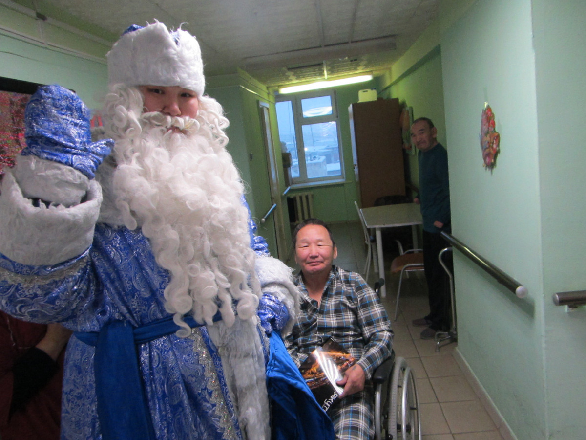 Общественники устроили новогодний праздник для обитателей интерната в Якутске (+видео)