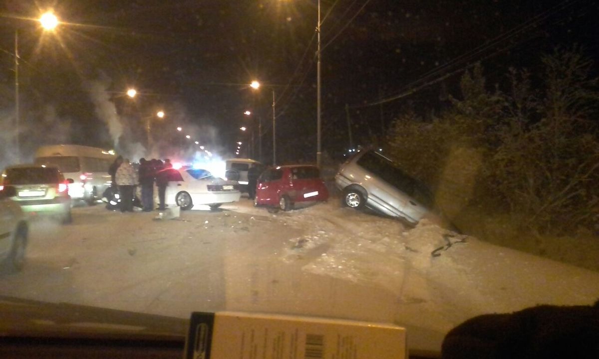 Фотовзгляд: крупная авария на Вилюйском тракте в Якутске