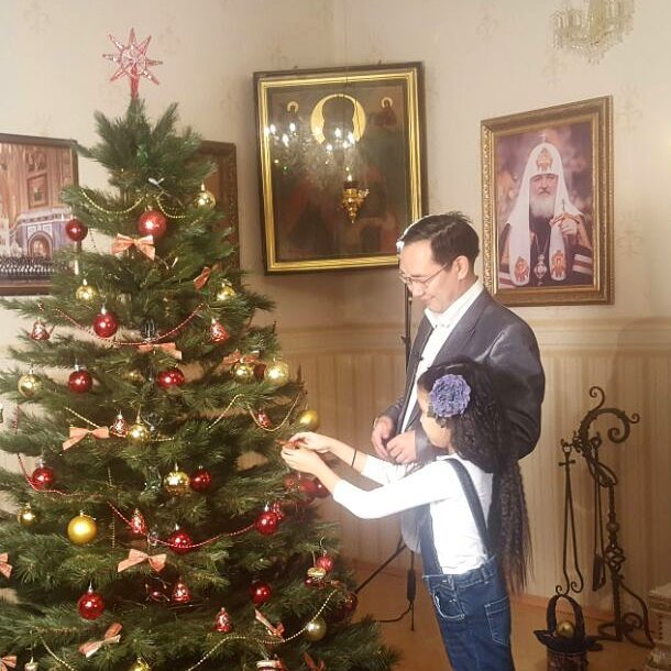 Мэр Якутска нарядил елку в Епархии