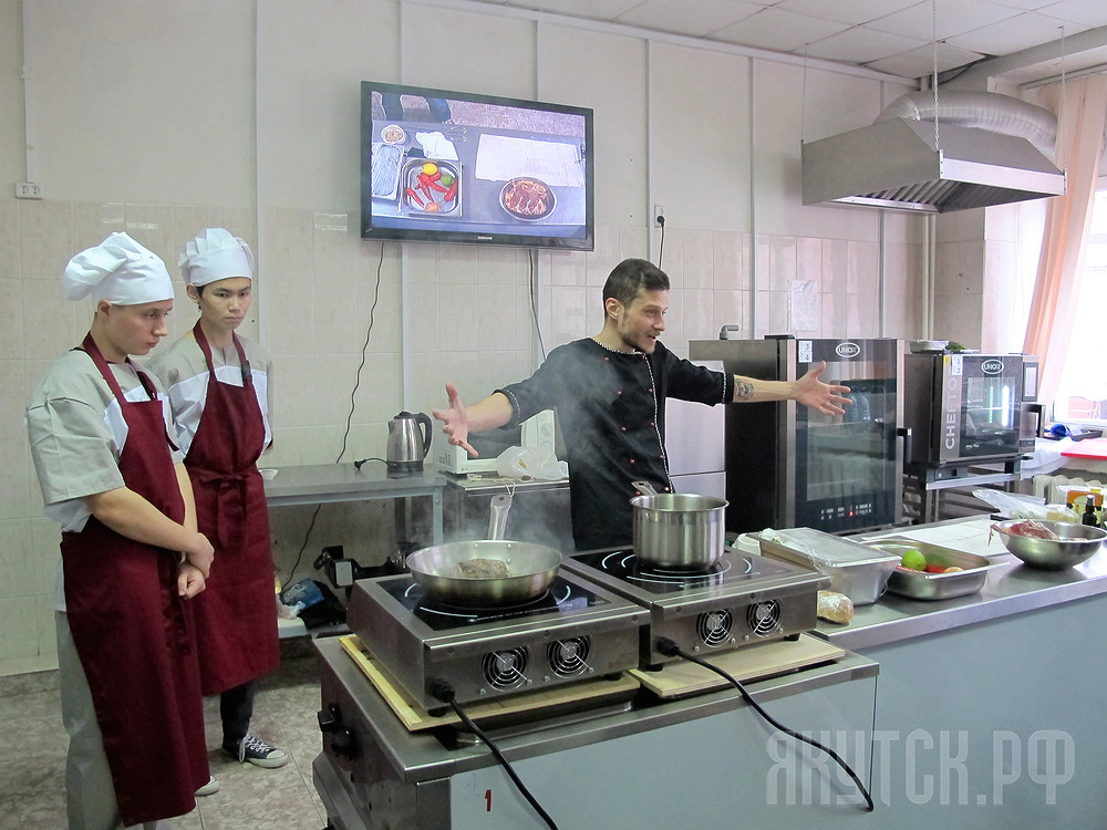 Московский шеф-повар Константин Жук показал мастер-класс на фестивале "Вкус Якутии"