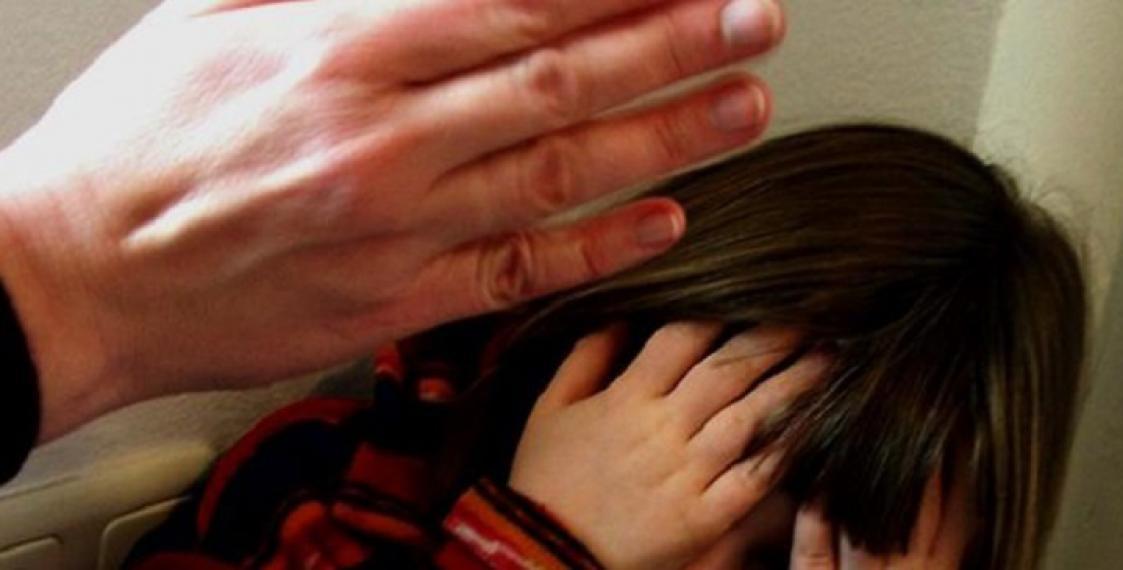 Жительница Нюрбы жестоко избила ребенка плойкой для волос
