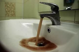 По требованию прокурора более 1 300 жителям города Олекминск произведен перерасчет платежей за некачественную воду