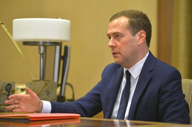 Медведев поручил министрам подготовить новые меры по поддержке рождаемости