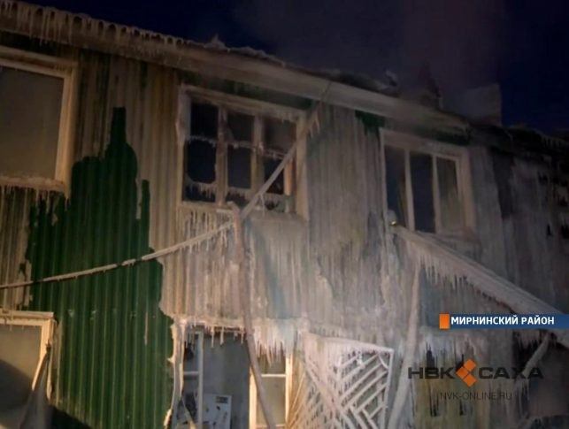 Без крыши над головой в разгар зимы: в Айхале сгорело деревянное общежитие (+видео)