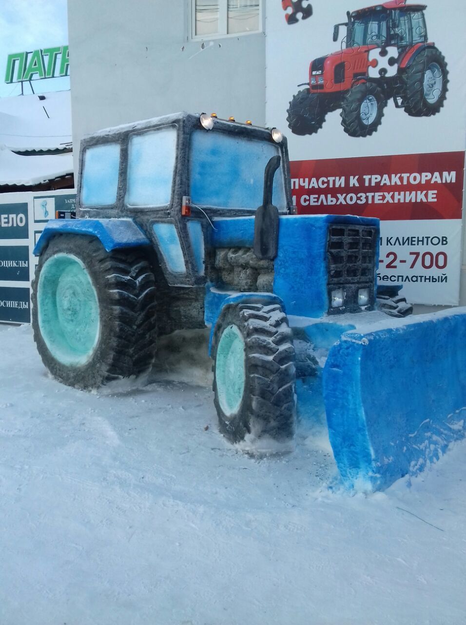 Кочегар из Амги слепил трактор из снега