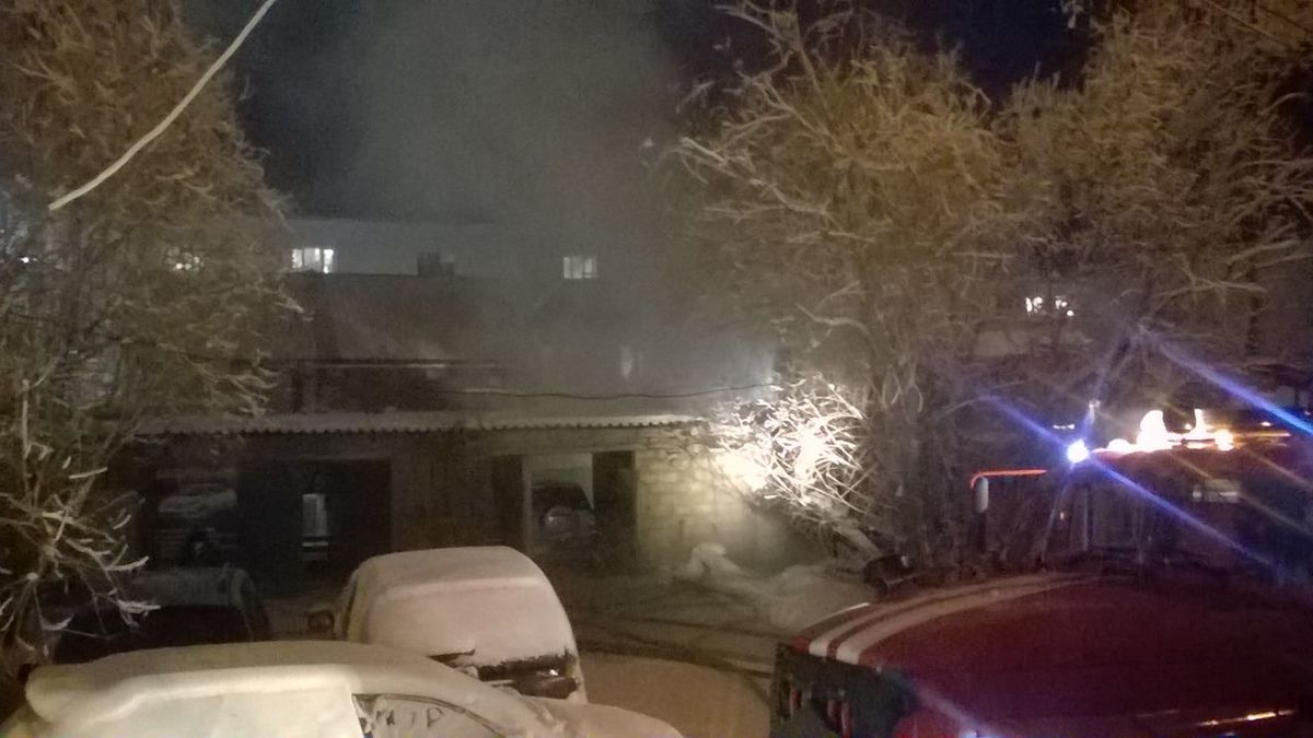 Фотовзгляд: В центре Якутска горят гаражи