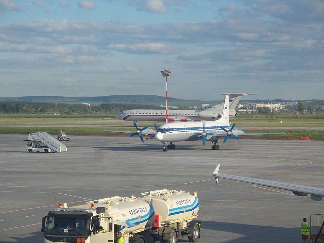 18 июня самолет. Ил-18 в Кольцово. Военный аэродром Кольцово. Военный аэродром Кольцово Екатеринбург. Самолет ту 154 на аэропорту.