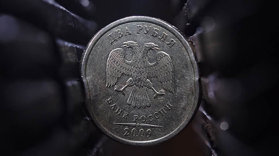 Рубль вечером уверенно рос к доллару и евро на нефти по $56