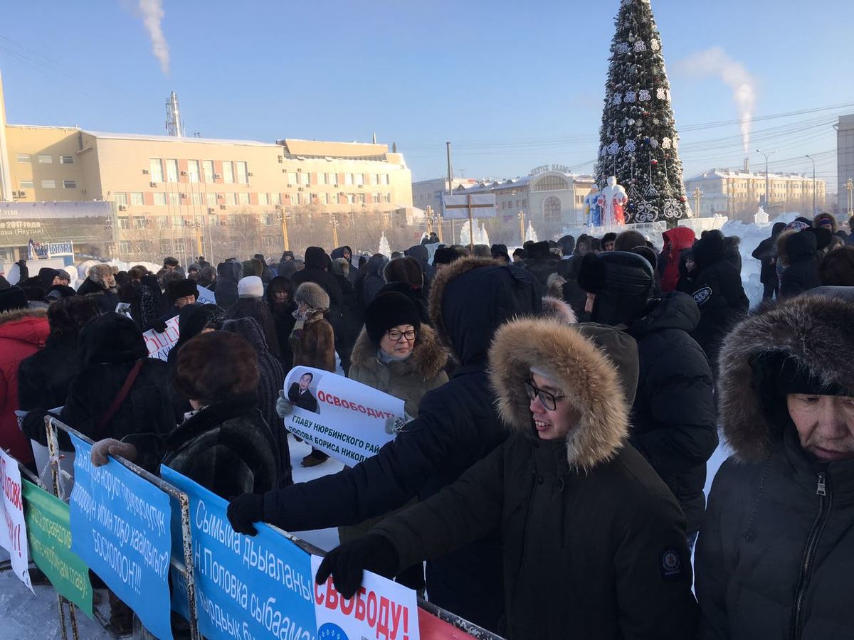 В Якутске прошел пикет в защиту главы Нюрбинского района Бориса Попова (+фото)