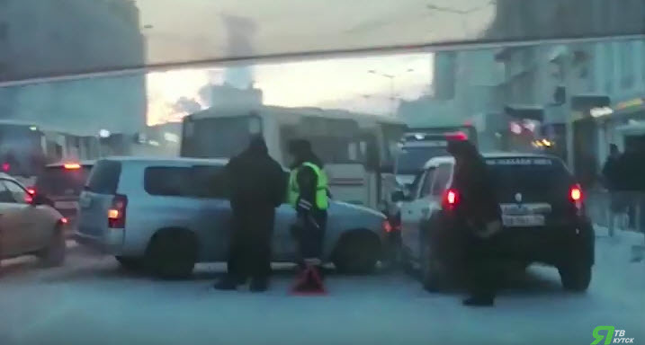 Авария в центре Якутска парализовала движение (+видео)