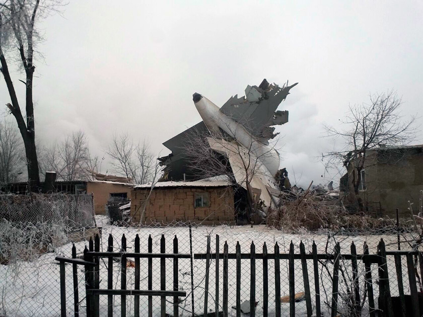 Самолет турецкой авиакомпании упал на жилые дома в Киргизии