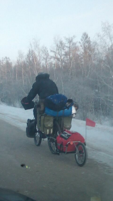 Экстремал из Китая едет на велосипеде в Оймякон