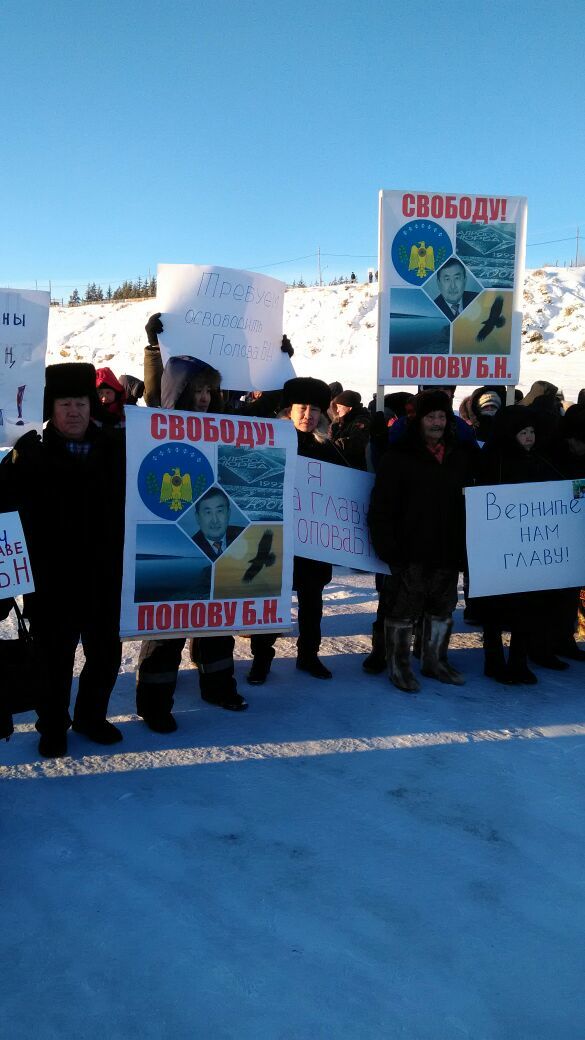 В Нюрбе на берегу реки состоялся пикет в защиту главы Нюрбинского улуса