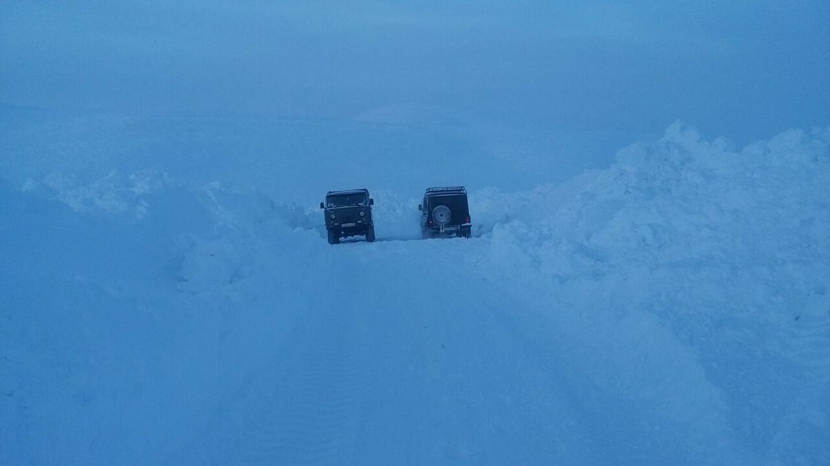 Продолжаются работы по расширению снегозаносимых участков в Усть-Янском районе