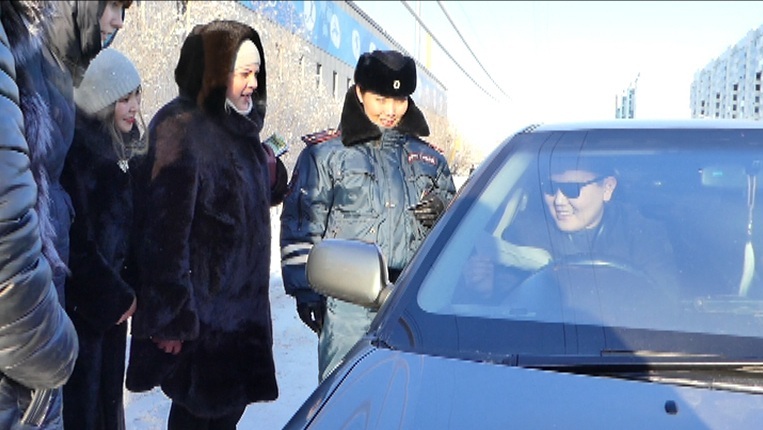 Якутские водители 23 февраля получили подарок от сотрудников ГИБДД